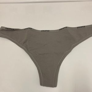 🤍🤍 SKIMS COTTON LOGO THONG 🤍🤍